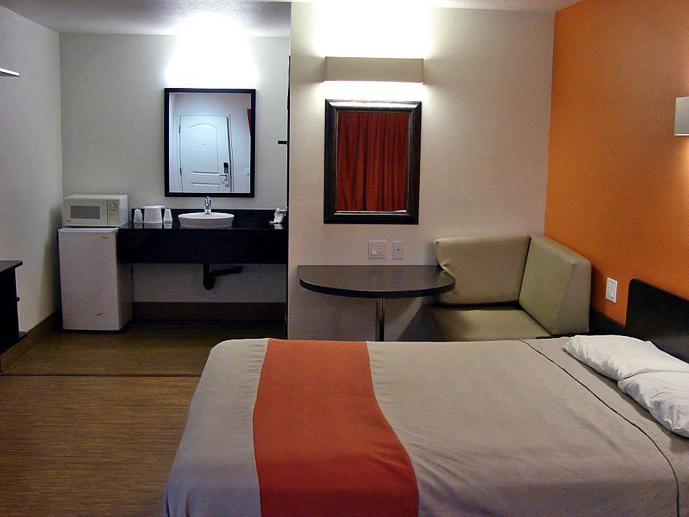 Motel 6 Бел Гардънс Стая снимка