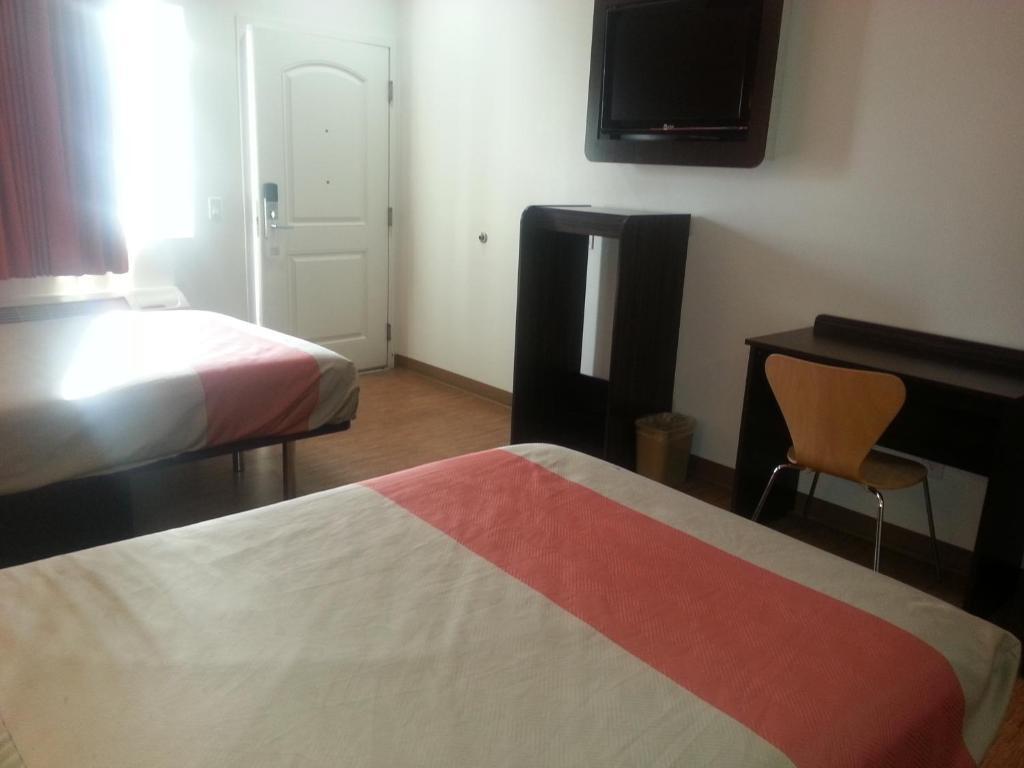 Motel 6 Бел Гардънс Стая снимка