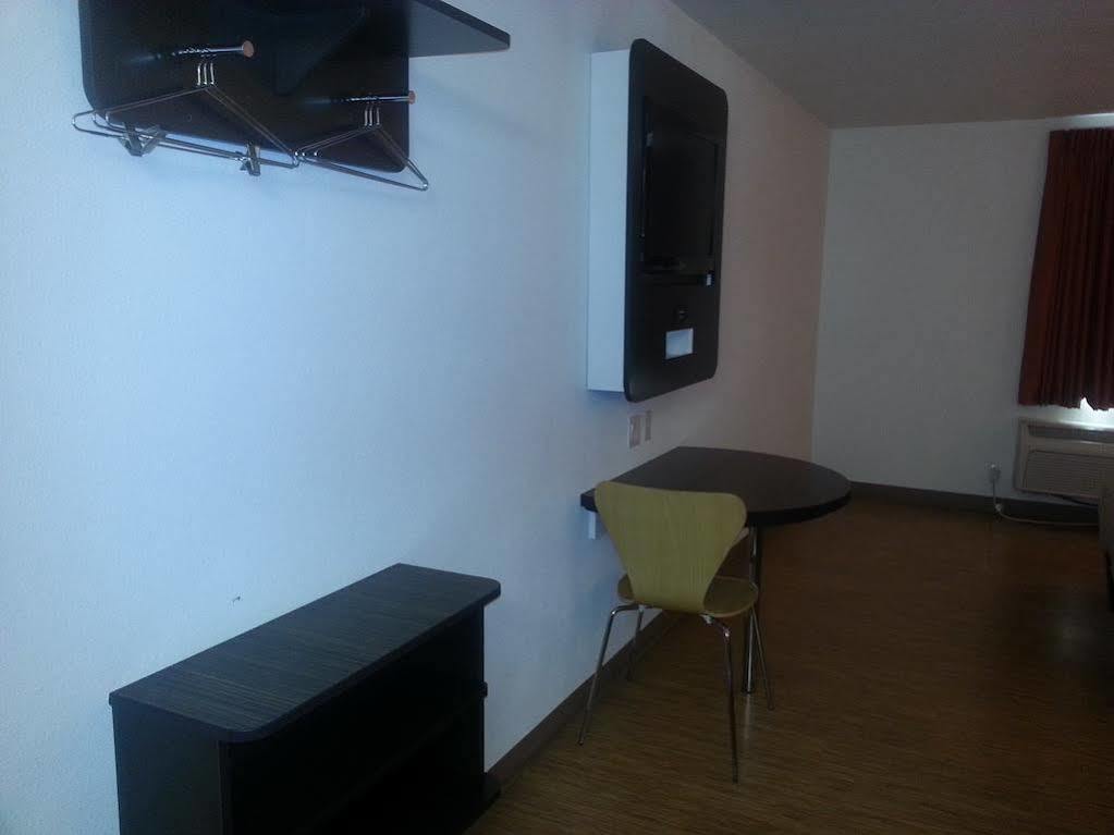 Motel 6 Бел Гардънс Екстериор снимка