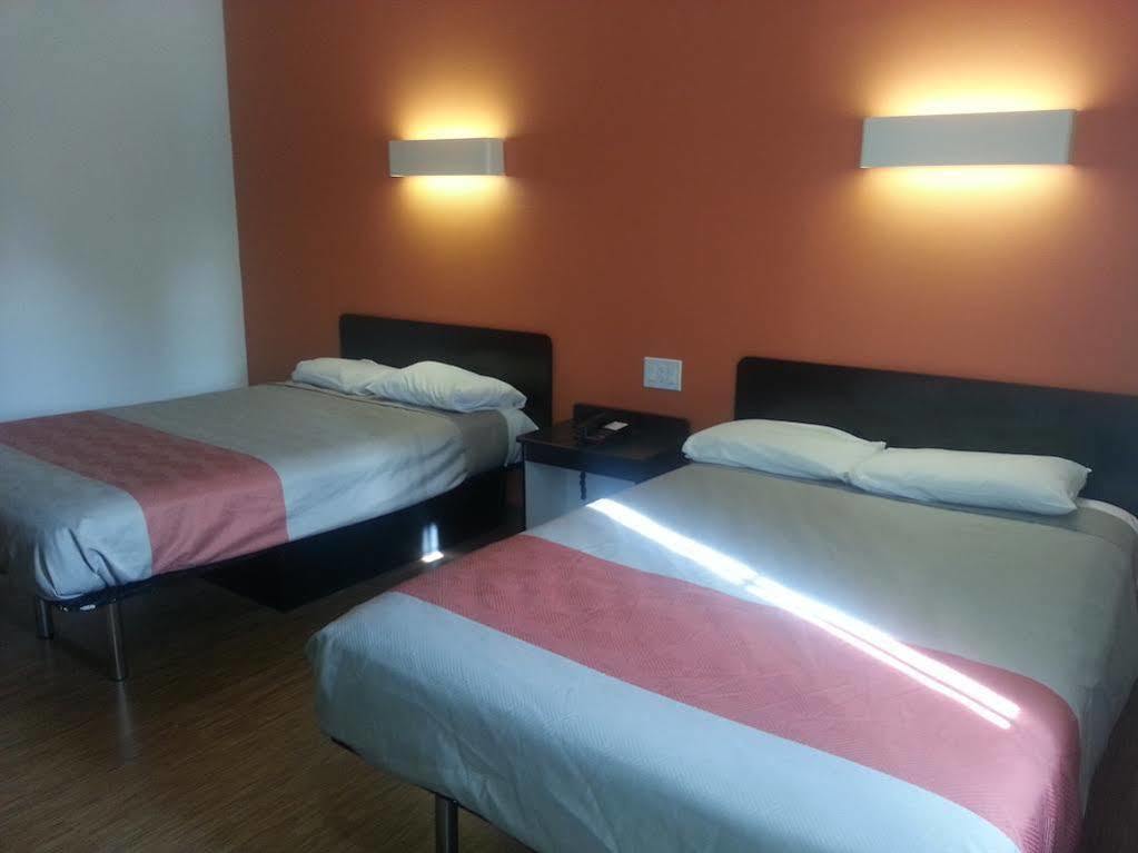 Motel 6 Бел Гардънс Екстериор снимка