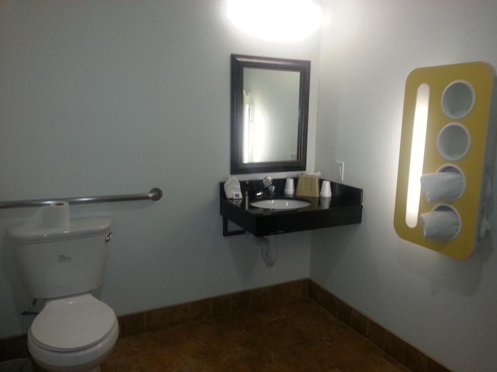 Motel 6 Бел Гардънс Екстериор снимка